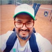 Profesor de tenis, imparte a adolescentes, jóvenes y adulto en iniciación